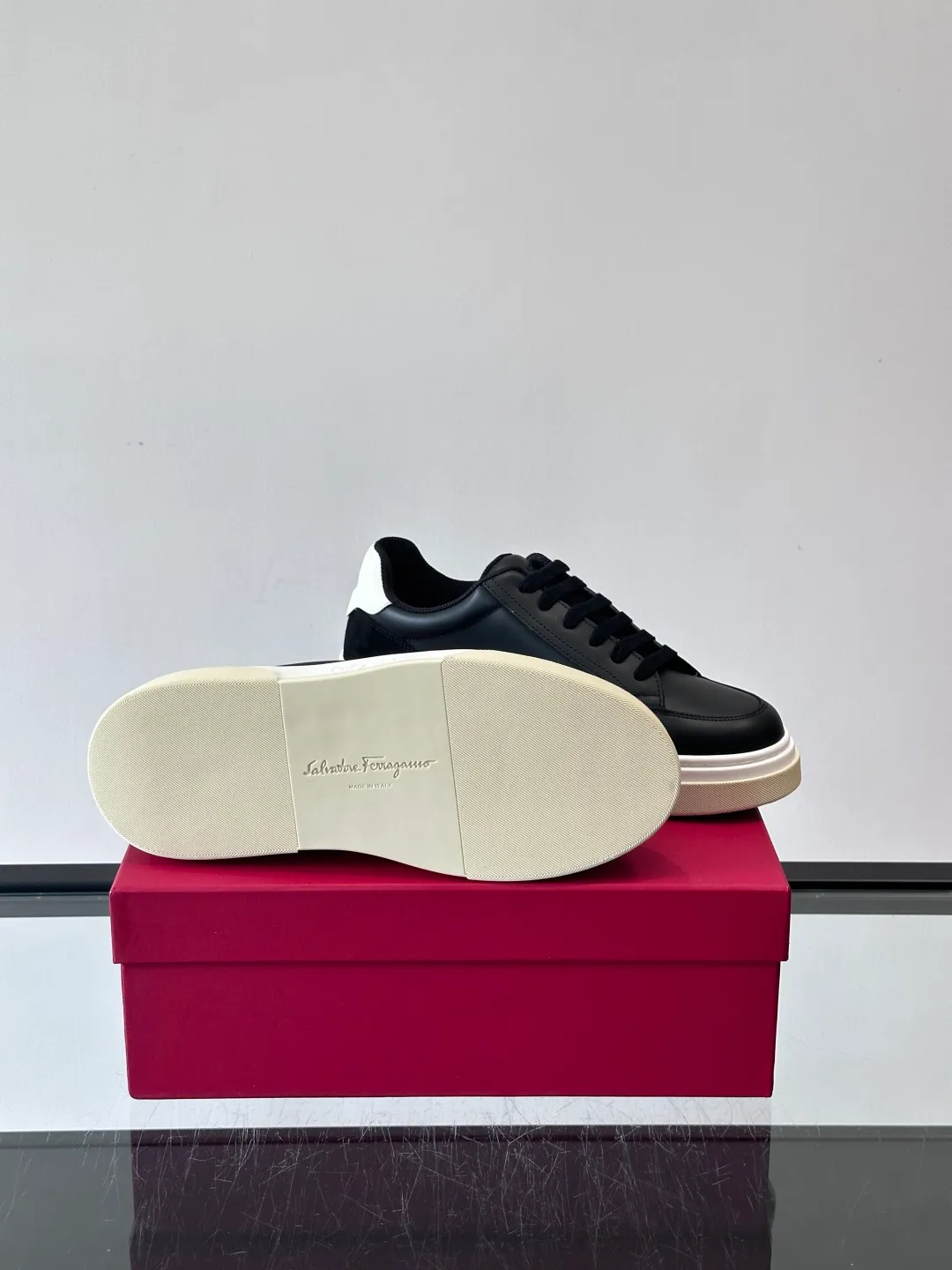 P420 Ferragamo Gancini sneakers Men's Ferragamo Gancini series low-top sneakers, leather + suede stitching, with the iconic Gancini buckle on the side, simple and classy. The thick-soled design is comfortable to wear and can quietly increase your height. It is very versatile for daily casual wear! ◎size: 38-46 (45.46 is custom-made and cannot be returned or exchanged) No. 004